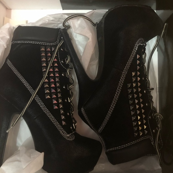 Black high heeled Booties - Picture 4 of 4